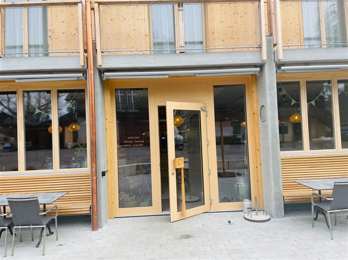 Mitteilung vom Hof Kafi Huhn zur… äh… lebhaften Tür